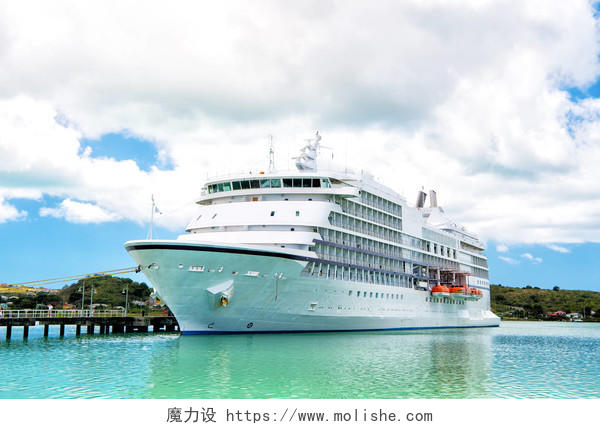 在多云的天空背景上的夏日圣约翰湾加勒比海港口大巡航船美丽的白色游艇
